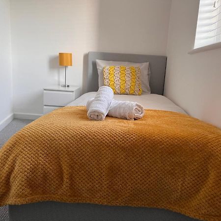 Superb Modern Flat In Northampton, Parking &Ev Apartment Bagian luar foto