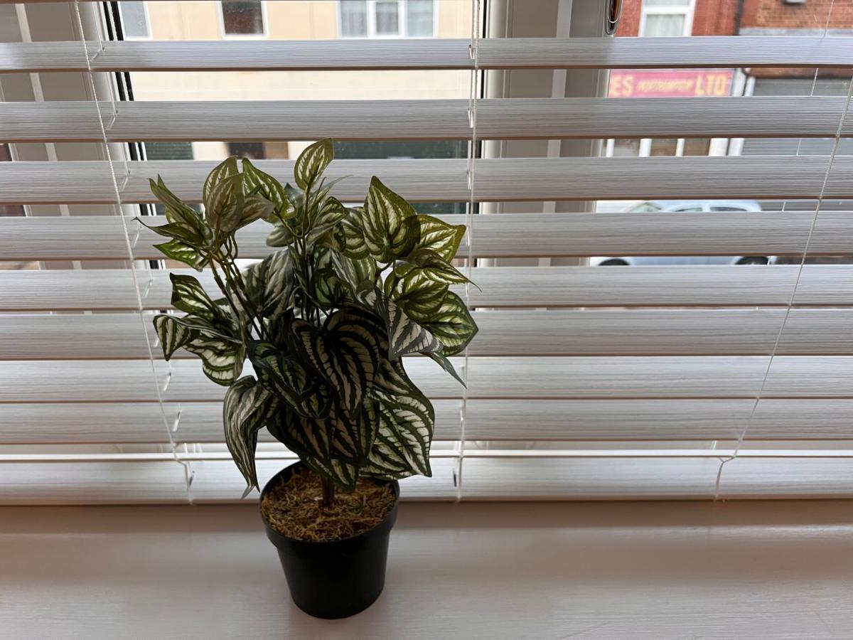 Superb Modern Flat In Northampton, Parking &Ev Apartment Bagian luar foto