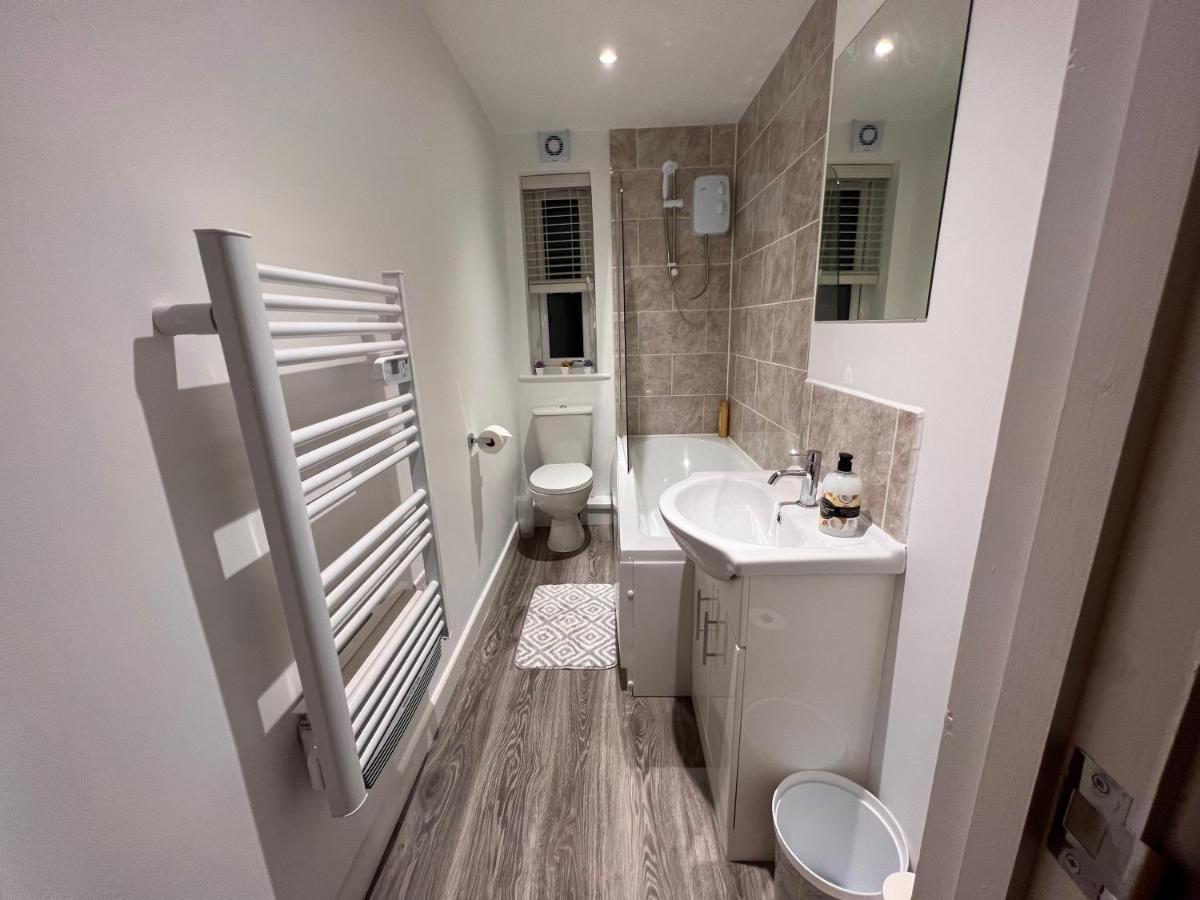 Superb Modern Flat In Northampton, Parking &Ev Apartment Bagian luar foto